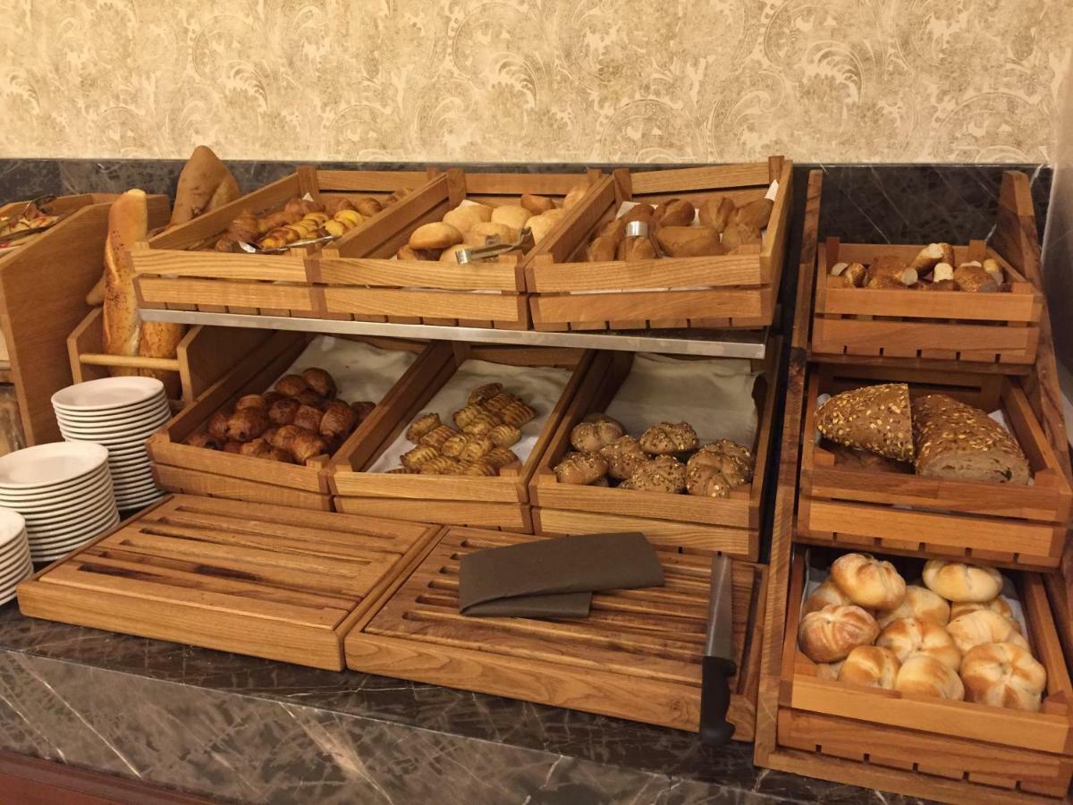 Ottoman'S Life Hotel Deluxe Istambul Exterior foto Bread and pastry display at a buffet